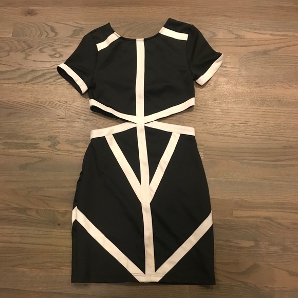 Dresses & Skirts - White & blk mini dress ❣️☀️💕